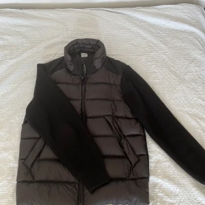 Cp company jacka - Säljer nu min cp company jacka/cardigan då den inte kommer till användning. Väldigt fint skick, 8/10. Luvan är avtagbar. Köpt på NK för ca 2 år sedan för 7500kr.