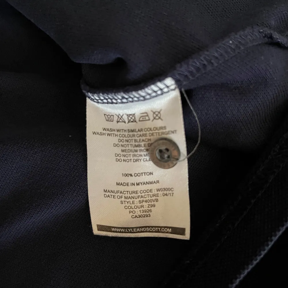 Säljer en stilren mörkblå pikétröja från Lyle & Scott inför våren eller sommaren. Tröjan är använd och kan anses lite urtvättad men inget att lägga märke till. (Inga fläckar). T-paidat.