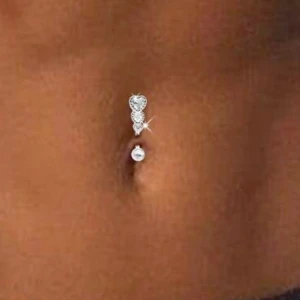 Silver 925 navelpiercing med hjärtformade stenar - Elegant navelpiercing i silver med tre hjärtformade stenar i olika storlekar. Perfekt för att ge en glittrig touch till din stil. Kommer i en stilren förpackning från Fine Jewelry.
