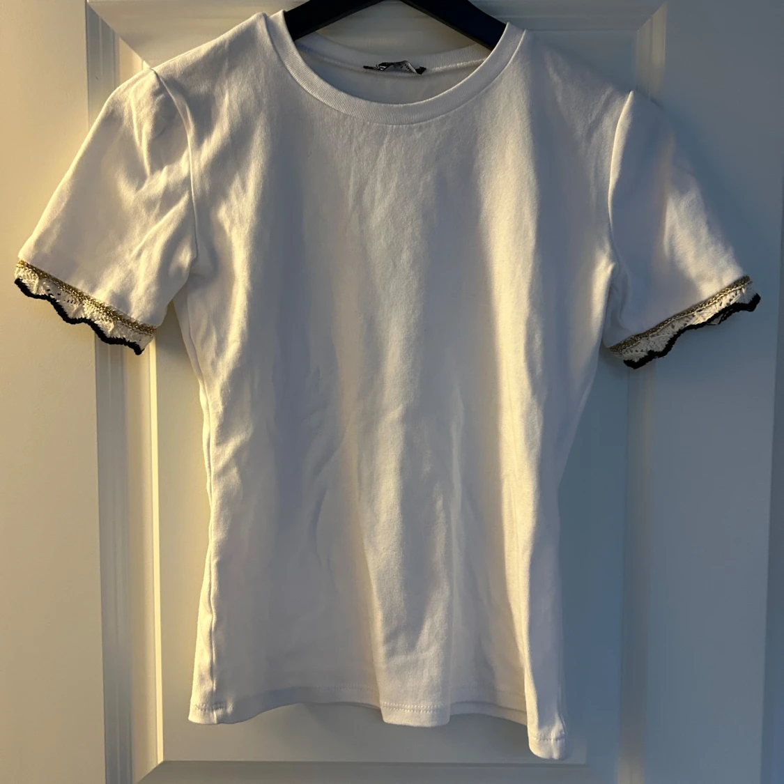 Vit kortärmad topp med spetsdetaljer - 1