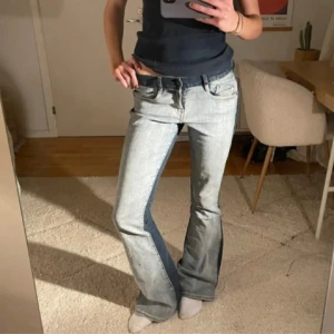 Bootcut jeans från Diesel - Så så coola jeans från diesel. Lågmidjade utsvängda, mörkblå bak och ljusblå fram.🥰innerbenslängd: 81,5cm , midjemått: 38cm rakt över❤️ går ner i pris vid snabb affär!!