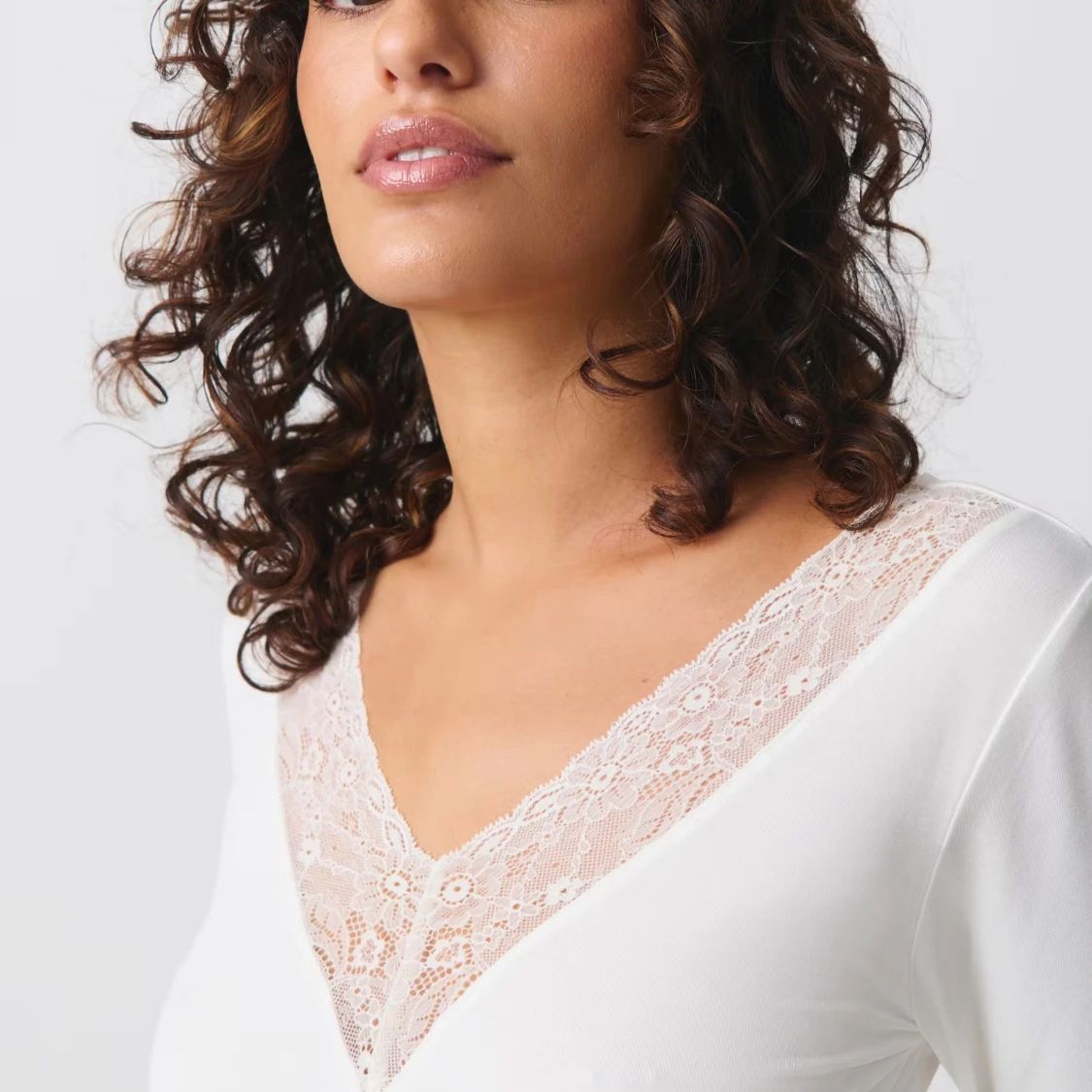 Vit långärmad topp med spetsdetalj