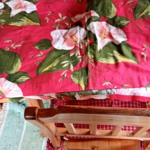 Gardin längd mönstrad blommigt  - Fin gammal gardin längd mönstrad blommigt ca 2 meter långt och går bra att dela så att man får två panel längder. Fint skick.