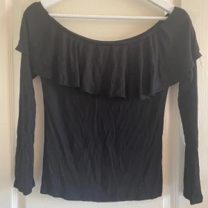 Svart off shoulder tröja  - Svart off shoulder tröja med volang Storlek xs/s