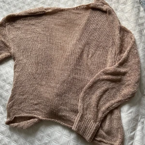 Beige stickad omlottopp - Säljer en mysig beige stickad omlottopp med långärmad design. Perfekt för en avslappnad stil med en twist baktill. Passar bra till både jeans och kjol. Säljer även en svart likadan som ni kan hitta bland mina andra annonser 🦋