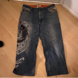 Jeans med tryck  - Feta jeans som tyvärr saknar knapp ovanför dragkedjan, skriv för mått