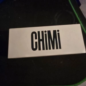 Mörk gråa solglasögon från CHIMI - Snygga mörk gråa solglasögon från CHIMI med klassisk rundad form. Kommer i originalfodral med putsduk och tygpåse. Perfekta för att lyfta din stil med en modern och stilren look.