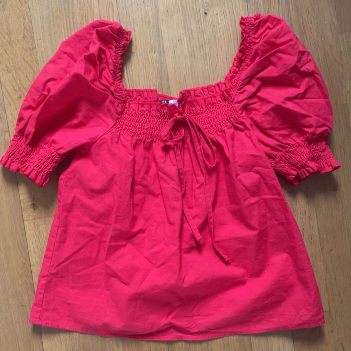 Röd blus med puffärmar