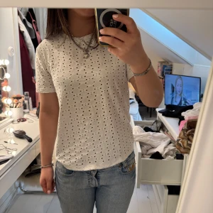 Broderad T-shirt - En såå fin broderad T-shirt från Zara, köptes förra sommaren och har tyvärr inte kommut till användning på senaste☺️🙏🏽
