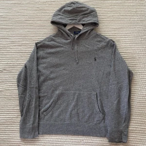 Ralph lauren hoodie - Säljer nu denna fina hoodie från Ralph lauren! Skick 8,5/10, inga defekter. Tröjan är ganska tunn, därav passar den väldigt bra nu till sommaren! Nypris 1800kr, mitt pris ynka 599kr. Hör av er vid funderingar.
