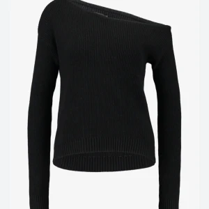Svart stickad oneshoulder-tröja - Säljer en svart stickad oneshoulder tröja från even&odd. Det står inte vilken storlek men skulle gissa på xs eller s 