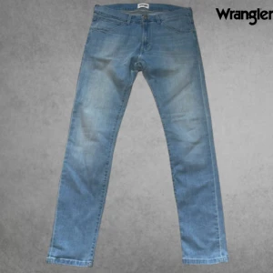 Jeans 🍾 - Feta ljusblå Wrangler jeans i fin kvalle 8/10🌟Modellen är slim fit, men de finns direkt ingen storlekslapp. Jag har W28-30 och L30-32. Så tror de passar nånstans där i mellan perfekt✌️