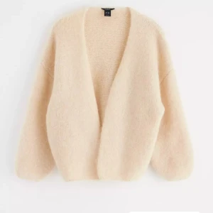 Stickad kofta - En beige stickad kofta ifrån Lindex, populär och jätte fin💞