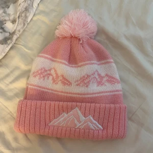 Åre mössa - Inte äkta Åre mössa, denna är från kindwear. Så fin rosa färg och passar till kallare dagar! Knappt använd, nytt skick i princip 