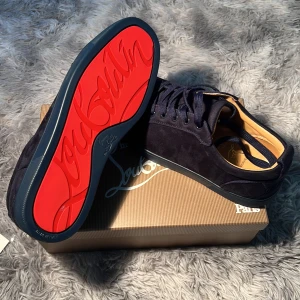 Christian Louboutin  - Tjenare säljer ett par mörkblåa Christian Louboutin då dem var för små dem är helt oanvända och är strlk 44 men passar också 43. Du får med allt OG! Och jag har kvitto bara hojta till om du undrar något. Kan tänka mig gå ner i pris vid snabb affär