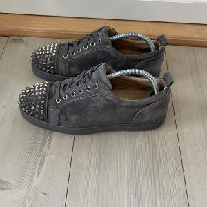 Christian Louboutin skor  - Säljer nu dessa sjukt feta gråa loubsen i fint skick! Finns små tecken på användning men alla nitar är kvar osv. Storlek 41 passar 42 med. Självklart äkta, KVITTO finns. Pris 2999kr Steal 