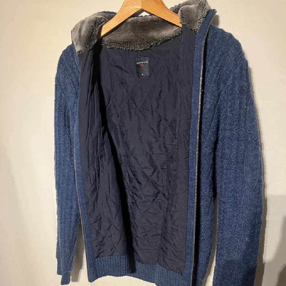 Stickad Kofta med pälskrage  - 1