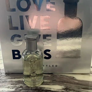 BOSS Bottled Eau de Toilette herrparfym - Fräsch och maskulin parfym från Hugo Boss, BOSS Bottled. Flaskan är genomskinlig med silverfärgat lock och tydlig BOSS-logga. Doften är klassisk och passar dig som gillar eleganta och moderna toner. Fåtal sprut har gjorts