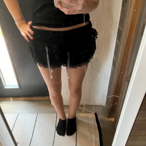 Svarta spets-shorts med volang -  Svarta volang shorts tror att de är i storlek XS 