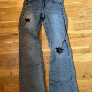 Gråa jeans  - Säljer ett par gråa jeans i storlek 158. Hålen har jag gjort själv men jag har aldrig använt dom. (Tar tyvärr inga returer) 