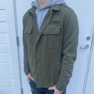 Mörkgrön overshirt - En sjukt fet overshirt perfekt nu till våren!🌤️| Jag på bilden är 184 | Storlek L, men passar M lika bra |  Skick:9,5/10✅ | Hör av er vid fler frågor!🦦