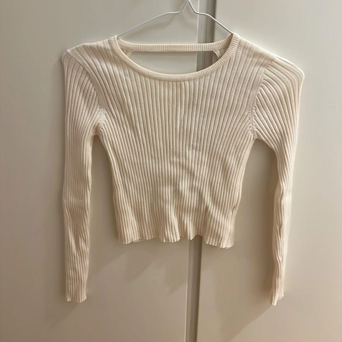 Beige ribbad croppad tröja med öppen rygg - 1