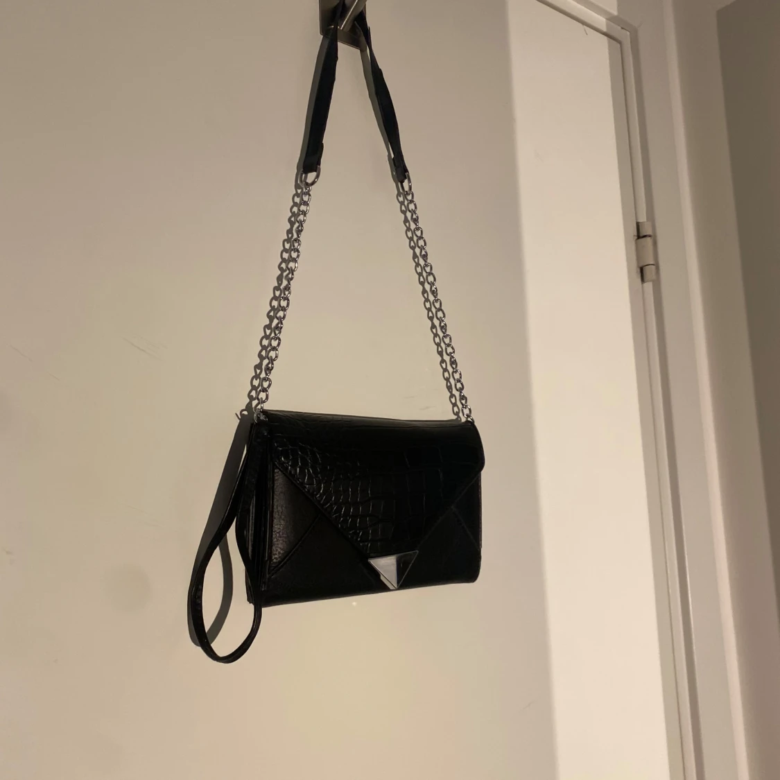 Svart axelväska med kedja och krokopräglat mönster - 1