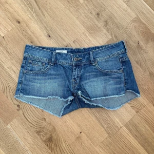 Lågmidjade jeansshorts  - Midjemåttet är 40🌟