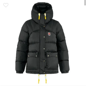 Fjällräven Jacka - Den gamla modellen i storlek xxs men passar upp till S. Ett litet hål som jag lappat igen men det syns knappt, annars väldigt fräsch, skriv för fler bilder😃