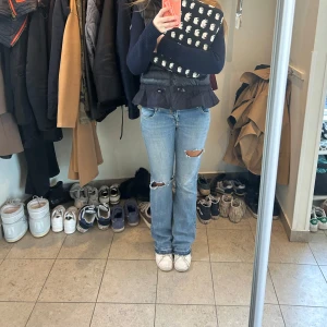 Jeans - Säljer dessa jeans med slitning mellan benen o på knäna vilket ger en cool effekt. Skick 7/10❤️Passar stl 36-40😅👏.