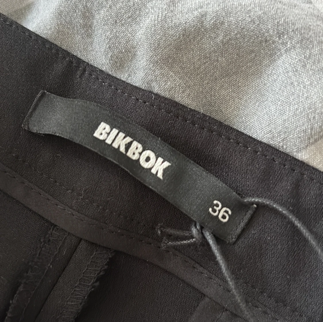 Svarta kostymbyxor från BikBok - 1