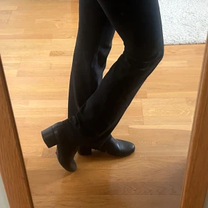 Svarta klackskor/ boots  - Säljer ett par stilrena klackar/boots i storlek 38, ifrån skopunkten