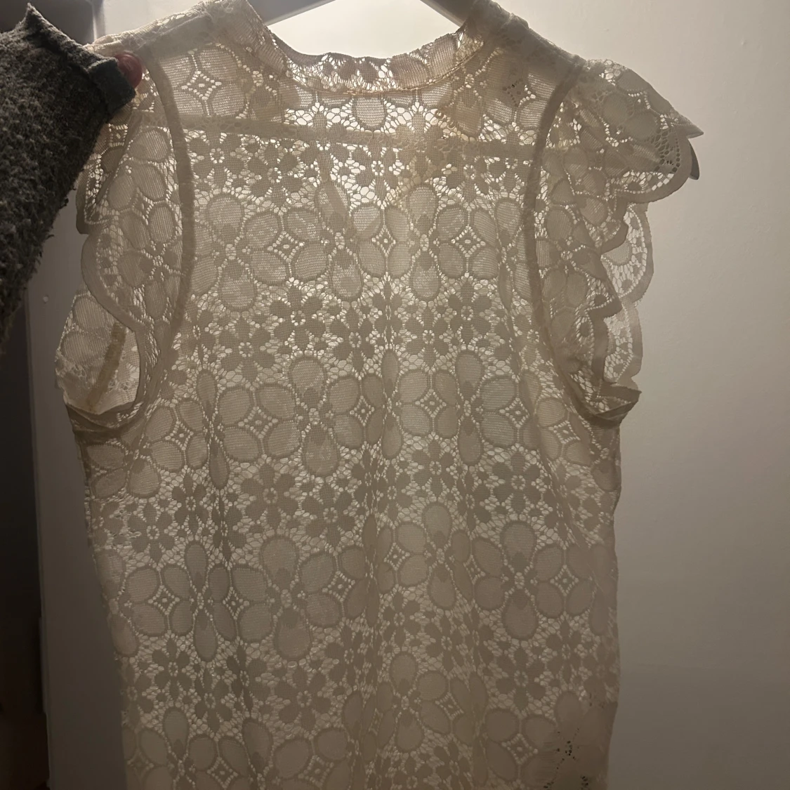 Vit spetstopp från only 