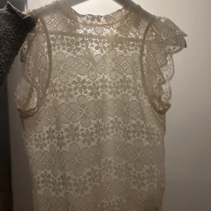 Vit spetstopp från only  - Använd ett fåtal gånger, hör av er vid frågor 