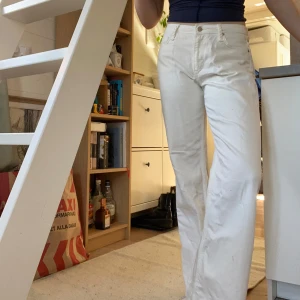 Vita jeansbyxor - Snygga vita midwaist jeans med en straight passform. Byxorna är mycket bra skick och knappt använda!🌸 