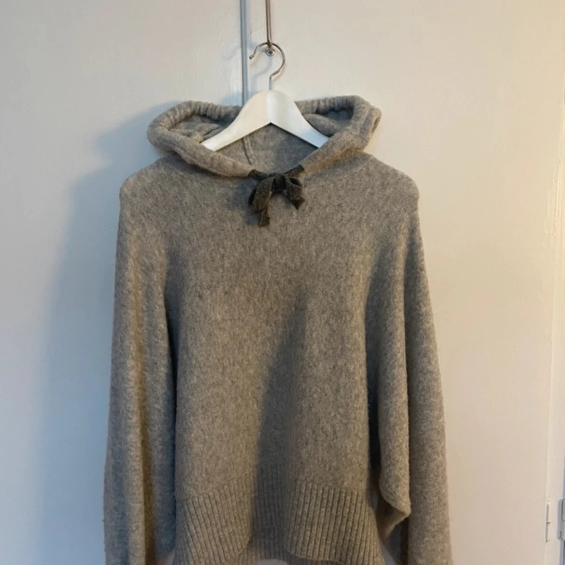 Grå hoodie från Pringle of Scotland x H&M