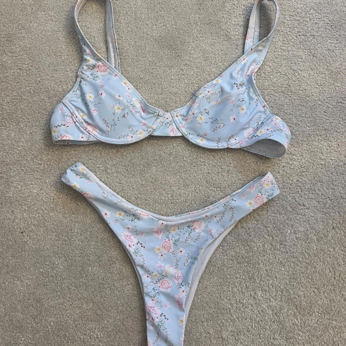 Blommig bikini i ljusblått - 1