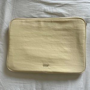 Datorfodral - Datorfodral från mango i ljusgul färg. Använd en hel del men det enda tecknet är en liten fläck på framsidan som knappt syns (se bild). Säljer då jag har köpt ett annat. Passar datorer upp till 15 tum ungefär. Nypris 139kr. Kan hämtas i Falkenberg/Kungsbacka annars står köparen för frakt. Pris är diskuterbart. Hör av dig vid frågor. 
