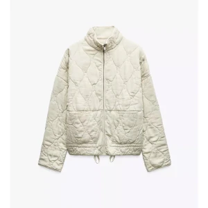 Vårjacka - Sälja denna helt oanvända jackan från zara med prislappen kvar. Väldigt eftertraktad och slutsåld på hemsidan. Ursprungspris: 859kr. Den har en justerbar dragsko i nederkanten så man kan justera hur den sitter. 💓