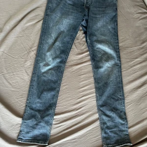 Blå slim jeans från jack and jones - Mörkblåa jeans från jack and jones i JJGLENN(slim) modell. Mycket sparsamt använda och inga tecken på användning. Passar mig som är 185cm och 78kg och sitter inte alldeles för tight utan lagom slim. För fler bilder eller frågor så är det bara att skriva!
