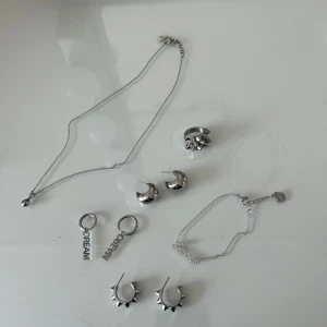 Smyckeset i silverfärg med halsband, armband, ring och örhängen - intressekoll på mina smycken från edblad. Säljer dessa då ja har guld. Säljer styckvis 