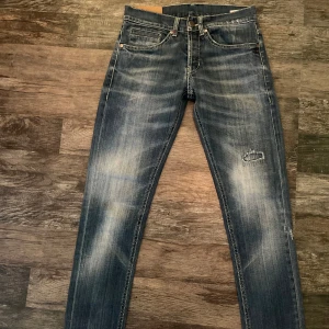 Dondup George Jeans - Säljer dessa snygga blåa dondup jeansen. De har slitningar på framsidan av jeansean samt sidan om som man ser lite av.Modellen heter George. Storleken är 29. 9/10 skick, inga defekter alls. PRISET ÄR HUGGET I STEN. Hör av dig vid några funderingar!