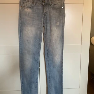 Ljusblå jeans från Jacob Cohën - Säljer ett par ljusblå jeans från Jacob Cohën med klassisk femficksdesign och diskreta slitningar framtill. Byxorna har slim passform och raka ben. Snygg detalj med italienskt band på bakfickan och Jacob Cohën-logga på bakre läderpatch. Perfekta för sena sommar middagar!🥂⛱️🦞🏖️