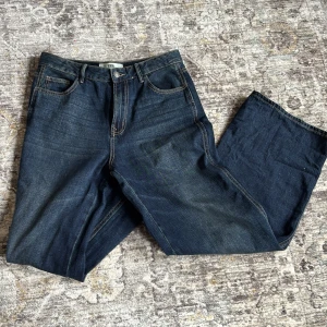 Baggy jeans - Säljer ett par klassiska mörkblå baggy jeans. Perfekta till vardags och enkla att matcha med olika toppar.