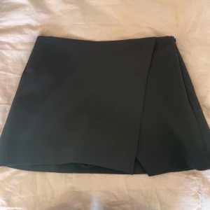 Minikjol - Svart minikjol från zara med slits och inbyggda shorts❤️