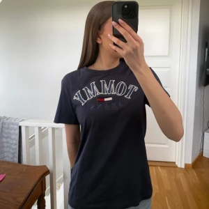 Mörkblå t-shirt från Tommy Jeans - Marinblå T-shirt från Tommy Jeans i nyskick 💙 Storlek - XS - inga defekter