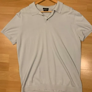 Massimo dutti piké - Säljer en ljusblå pilé i storlek m från Massimo dutti. Finns ett osynlig litet hål under armen, kan skicka bild senare vid intresse.