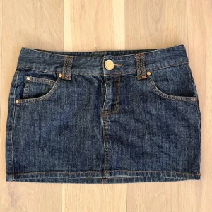 Snygg lågmidjad jeanskjol - Mörkblå jeanskjol i nyskick!💖midja mätt platt 42cm. 