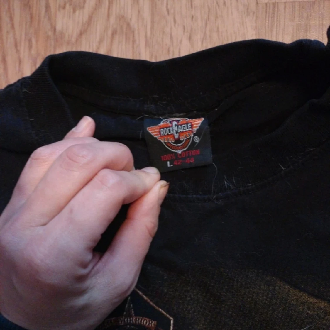 Svart t-shirt med dödskalletryck från Rock Eagle - 2