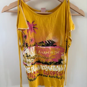 Gul ärmlös topp från O'Neill - Säljer en gul ärmlös topp från O'Neill med coola tryck i fram. Mjukt, lätt tyg som passar jätte bra till sommaren. 